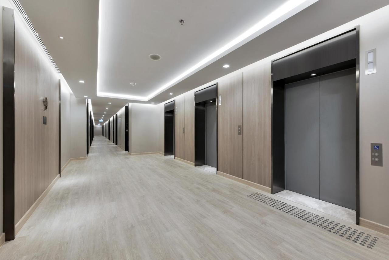 Centre Point Hotel Terminal21 Korat Nakhonratcsaszima Kültér fotó The elevator lobby