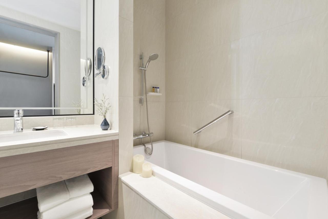 Centre Point Hotel Terminal21 Korat Nakhonratcsaszima Kültér fotó Bathroom