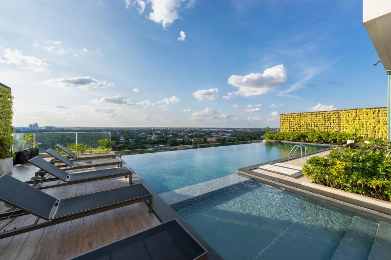 Centre Point Hotel Terminal21 Korat Nakhonratcsaszima Kültér fotó Infinity pool at the rooftop