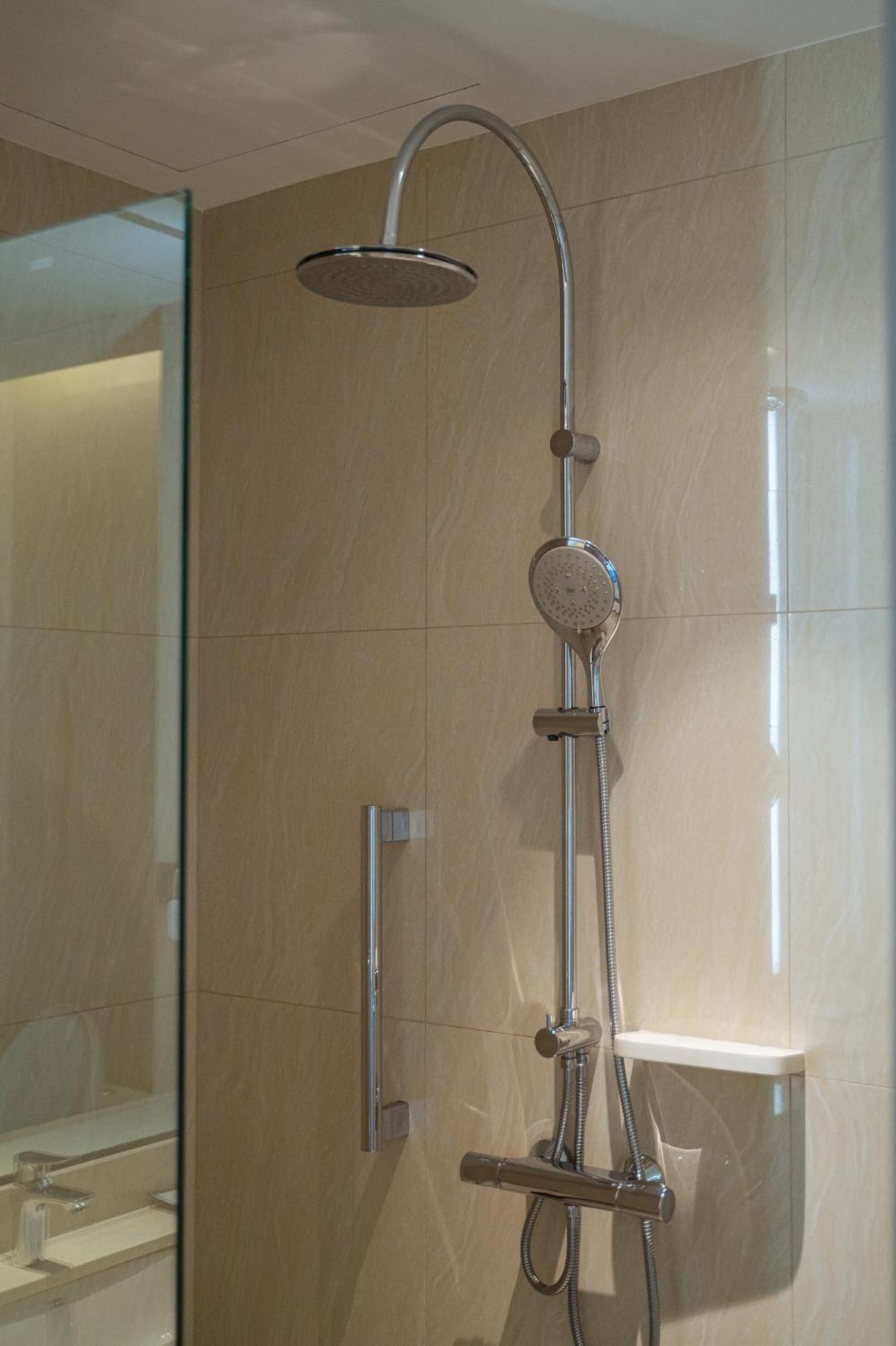 Centre Point Hotel Terminal21 Korat Nakhonratcsaszima Kültér fotó A shower
