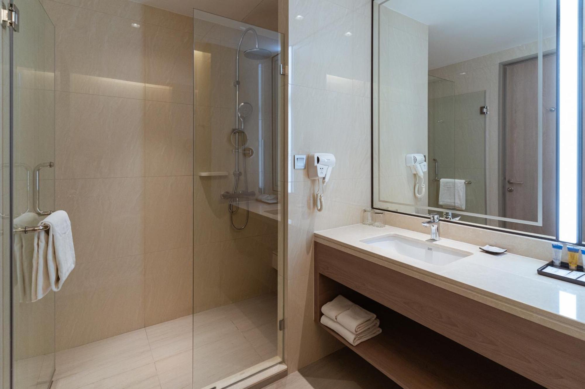 Centre Point Hotel Terminal21 Korat Nakhonratcsaszima Kültér fotó A shower enclosure in a hotel bathroom