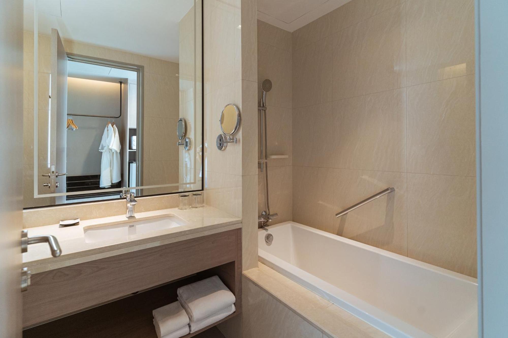 Centre Point Hotel Terminal21 Korat Nakhonratcsaszima Kültér fotó Bathroom
